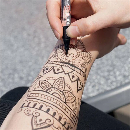 Tetováló filc, 0,5-3mm hegy, henna barna Bőrgyógyászatilag tesztelt, minőségét a bőrön maximum 5 napig tartja meg.