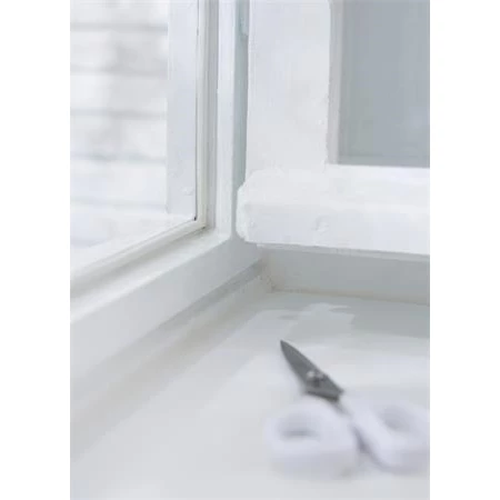Ajtó- és ablaktömítő szalag, 9 mm x 6 m, TESA tesamoll P profil, fehér, időjárásálló, szélgátló tömítés