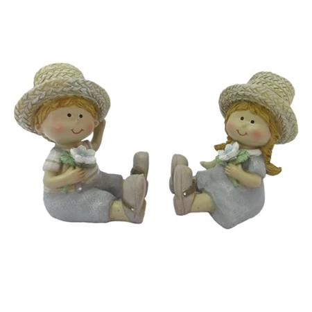Dekoráció Gyerek fiú, lány szalmakalapban ülő poly 5x6,5x10 cm szürke, bézs 2 féle, 1db
