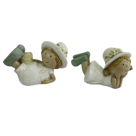 Dekoráció Gyerek fiú, lány vödörrel fekvő poly 9x4x6,5 cm fehér, bézs 2 féle, 1db
