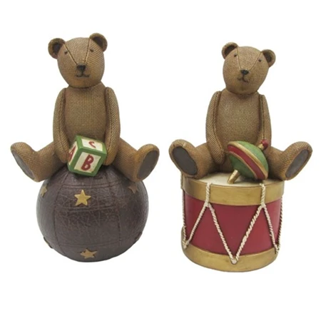 Dekoráció maci labdán, dobon, dobozzal, búgócsigával ülő poly 12x101x20cm barna/piros 2 féle 1db, figura nem választható