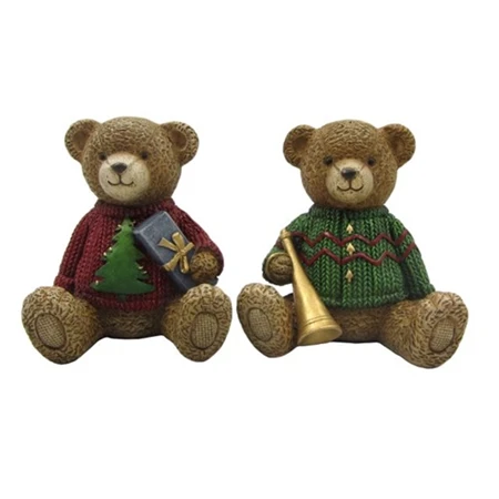 Dekoráció maci pulóverben, trombitával, fenyővel ülő poly 9,5x8x10cm barna/zöld 2 féle 1db, figura nem választható