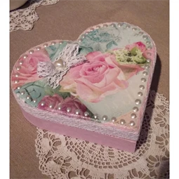 Fa doboz szív alakú 15x15x4cm, belül tükrös, 3 rekeszes csatos