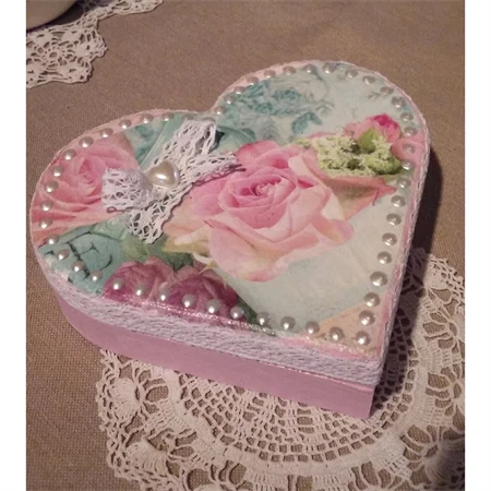 Fa doboz szív alakú 15x15x4cm, belül tükrös, 3 rekeszes csatos