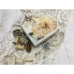 Fa doboz szív alakú 15x15x4cm, belül tükrös, 3 rekeszes csatos