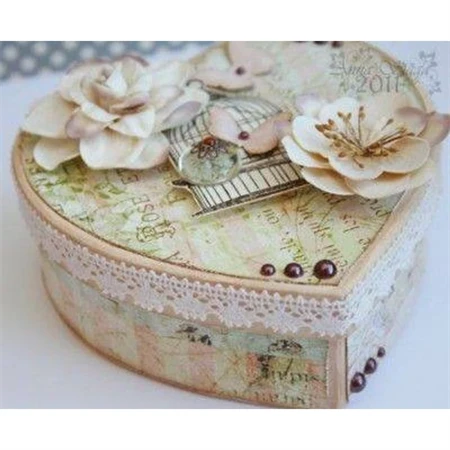 Fa doboz szív alakú 15x15x4cm, belül tükrös, 3 rekeszes csatos