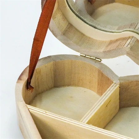 Fa doboz szív alakú 15x15x4cm, belül tükrös, 3 rekeszes csatos