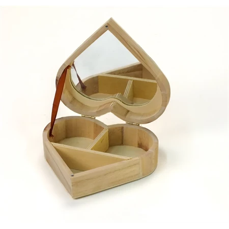 Fa doboz szív alakú 15x15x4cm, belül tükrös, 3 rekeszes csatos