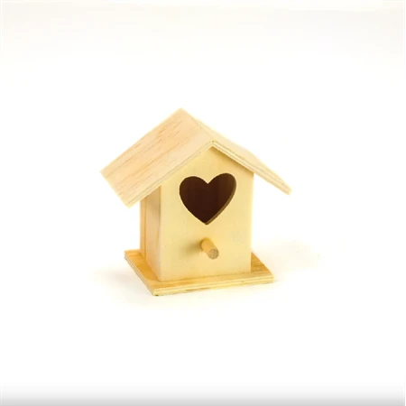 Fa madáretető házikó szív kivágással 9x5,5x8cm