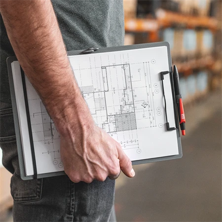 Felírótábla A/4-A/5 SAX szürke A5 méretre csukható és A4 méretre nyitható, tolltartó, rugalmas rögzítőpánttal