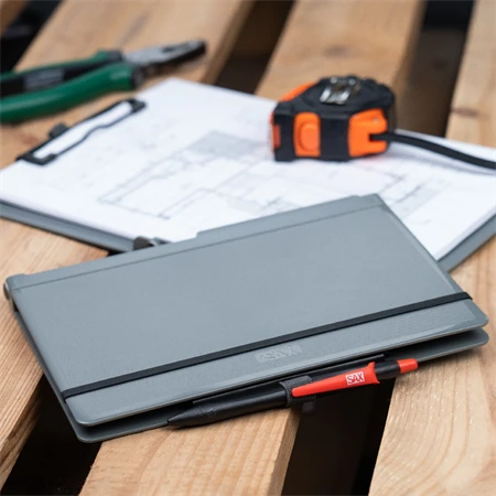 Felírótábla A/4-A/5 SAX szürke A5 méretre csukható és A4 méretre nyitható, tolltartó, rugalmas rögzítőpánttal