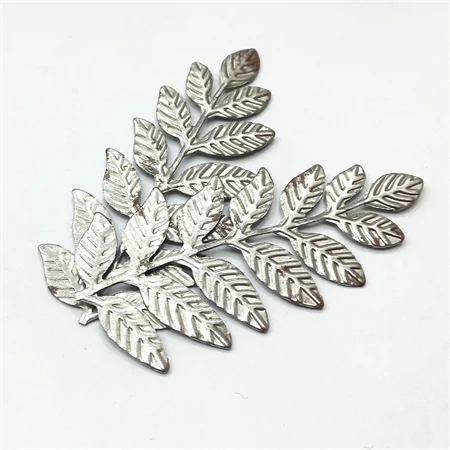 Fém díszítőelem leveles ág 6,7x3,5 cm ezüst 2db/csomag