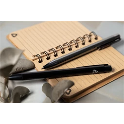 Golyóstoll újrahasznosított alumínium, fényes metál felületű fekete szinű testtel, kék írásszin