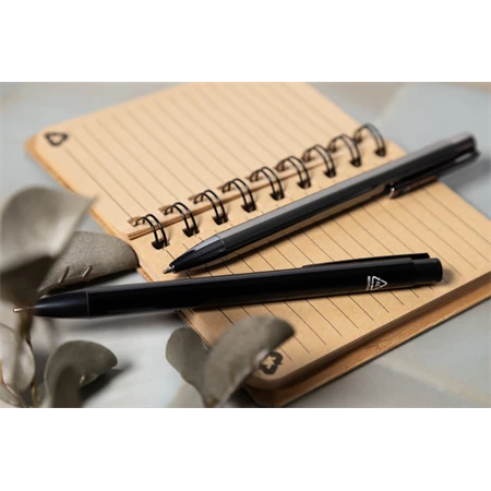 Golyóstoll újrahasznosított alumínium, fényes metál felületű fekete szinű testtel, kék írásszin