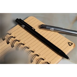 Golyóstoll újrahasznosított alumínium, fényes metál felületű fekete szinű testtel, kék írásszin