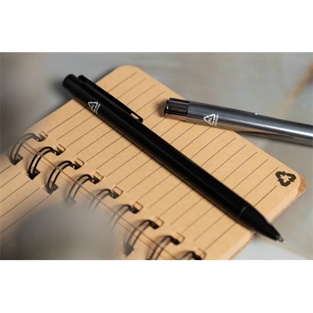 Golyóstoll újrahasznosított alumínium, fényes metál felületű fekete szinű testtel, kék írásszin