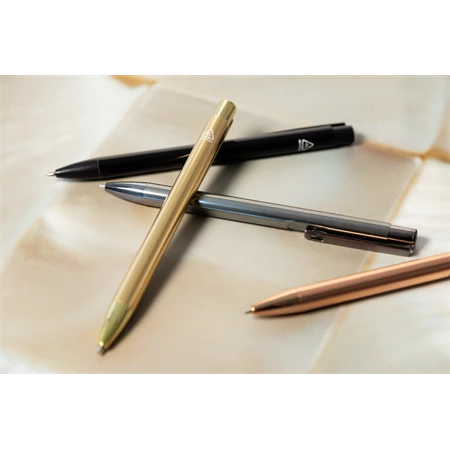 Golyóstoll újrahasznosított alumínium, fényes metál felületű rózsaarany szinű testtel, kék írásszin