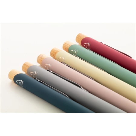 Golyóstoll újrahasznosított alumínium, gumírozott felülettel, bambusz nyomógombos, ezüst klipsz, burgundi vörös 11x138mm