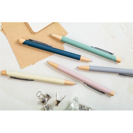 Golyóstoll újrahasznosított alumínium, gumírozott felülettel, bambusz nyomógombos, ezüst klipsz, pasztell sárga 11x138mm