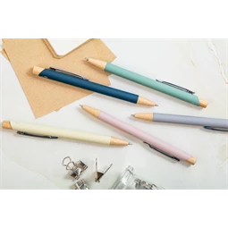 Golyóstoll újrahasznosított alumínium, gumírozott felülettel, bambusz nyomógombos, ezüst klipsz, pasztell sötétkék