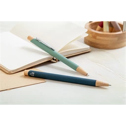 Golyóstoll újrahasznosított alumínium, gumírozott felülettel, bambusz nyomógombos, ezüst klipsz, pasztell sötétkék