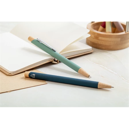 Golyóstoll újrahasznosított alumínium, gumírozott felülettel, bambusz nyomógombos, ezüst klipsz, pasztell sötétkék