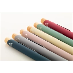 Golyóstoll újrahasznosított alumínium, gumírozott felülettel, bambusz nyomógombos, ezüst klipsz, pasztell sötétkék