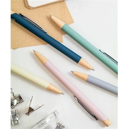 Golyóstoll újrahasznosított alumínium, gumírozott felülettel, bambusz nyomógombos, ezüst klipsz, pasztell zöld 1x138 mm