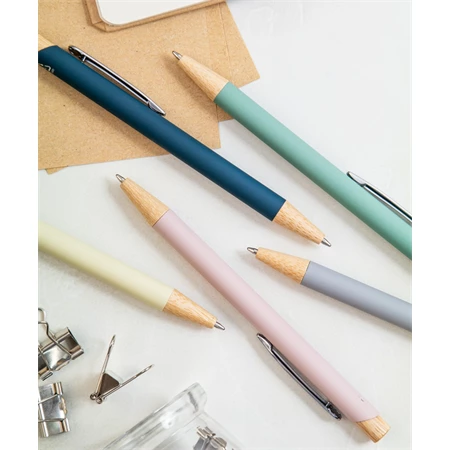 Golyóstoll újrahasznosított alumínium, gumírozott felülettel, bambusz nyomógombos, ezüst klipsz, pasztell zöld 1x138 mm