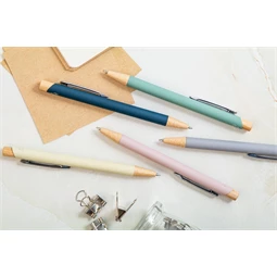 Golyóstoll újrahasznosított alumínium, gumírozott felülettel, bambusz nyomógombos, ezüst klipsz, pasztell zöld 1x138 mm