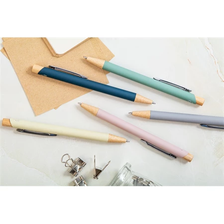 Golyóstoll újrahasznosított alumínium, gumírozott felülettel, bambusz nyomógombos, ezüst klipsz, pasztell zöld 1x138 mm