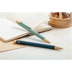 Golyóstoll újrahasznosított alumínium, gumírozott felülettel, bambusz nyomógombos, ezüst klipsz, pasztell zöld 1x138 mm