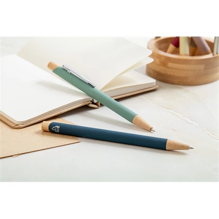 Golyóstoll újrahasznosított alumínium, gumírozott felülettel, bambusz nyomógombos, ezüst klipsz, pasztell zöld 1x138 mm