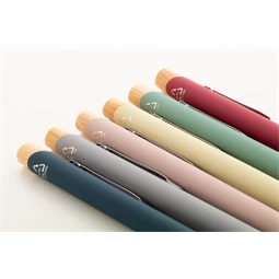 Golyóstoll újrahasznosított alumínium, gumírozott felülettel, bambusz nyomógombos, ezüst klipsz, pasztell zöld 1x138 mm