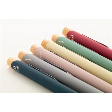 Golyóstoll újrahasznosított alumínium, gumírozott felülettel, bambusz nyomógombos, ezüst klipsz, pasztell zöld 1x138 mm