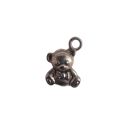 Gyöngy alkatrész- fém medál, ülő maci 1db