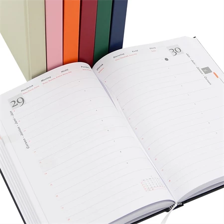 Határidőnapló 2026 napi A/5 fehér lapokkal,  bordó borító