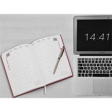 Határidőnapló 2026 napi  A/5  fehér lapokkal,  fekete borító