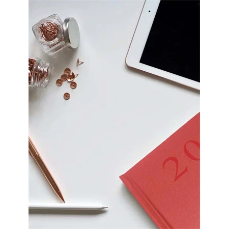 Határidőnapló 2026 napi  A/5  fehér lapokkal,  fekete borító