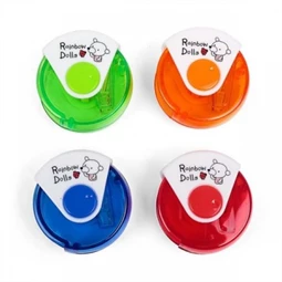 Hegyező 1 lyukú műanyag tartályos kerek Rainbow Dolls felirattal, vegyes szinben, 1db