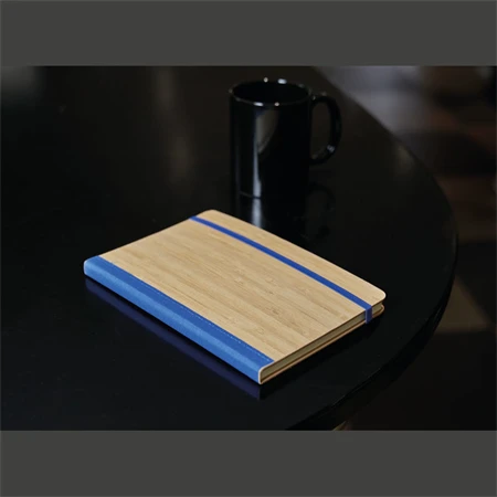 Jegyzetfüzet A/5 bambusz borítású elől, hátul kék újrahaszn. műa, 192 vonalas oldal  + toll hurok, 14,3 x 1,4 x 21cm