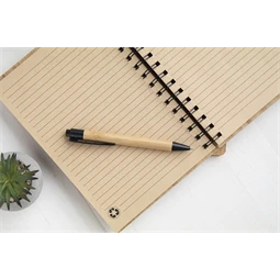 Jegyzetfüzet A/5 bambusz borító, 160 vonalas oldal + toll, gumis záródás 17x21,5x18 cm spirálkötésű