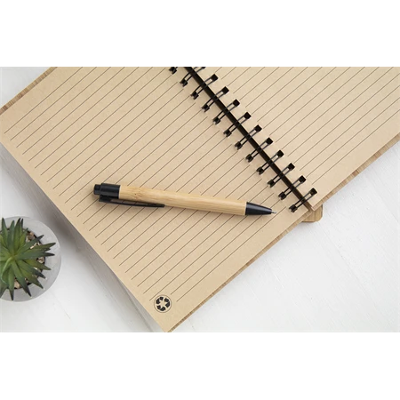 Jegyzetfüzet A/5 bambusz borító, 160 vonalas oldal + toll, gumis záródás 17x21,5x18 cm spirálkötésű
