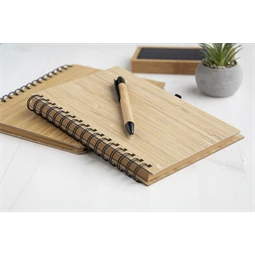 Jegyzetfüzet A/5 bambusz borító, 160 vonalas oldal + toll, gumis záródás 17x21,5x18 cm spirálkötésű