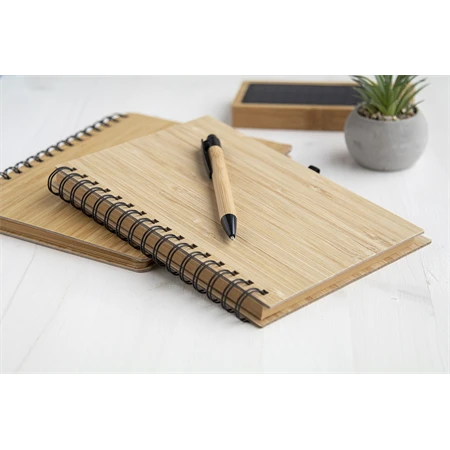 Jegyzetfüzet A/5 bambusz borító, 160 vonalas oldal + toll, gumis záródás 17x21,5x18 cm spirálkötésű