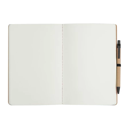 Jegyzetfüzet A/5 újrahasznosított karton fedőlap + toll, fekete gumis 120 oldalas sima lapok, 14 x 21,1 x 0,6 cm