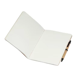 Jegyzetfüzet A/5 újrahasznosított karton fedőlap + toll, fekete gumis 120 oldalas sima lapok, 14 x 21,1 x 0,6 cm
