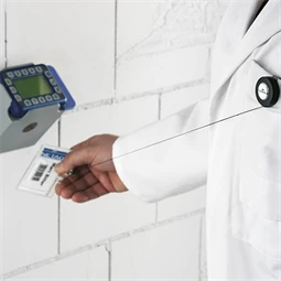 Kártyatartó kihúzható yoyo, DURABLE patentos fekete 1db azonosítókártya-tartó