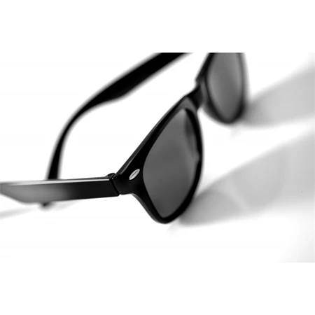Napszemüveg UV 400 védelem, fekete kalsszikus stílusú keret 4,6x14x15cm
