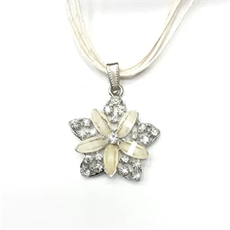 Nyaklánc fém virág formájú medállal 30mm organza szalagos krém 1db